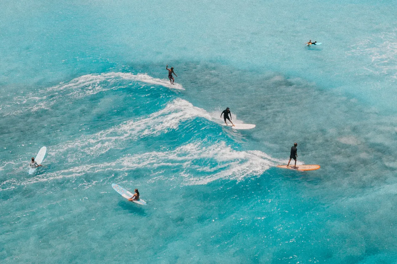 Example of a fuller wave break on a rocky,mixed bottom. Photo by Jess Loitertorn at Pexels.jpg