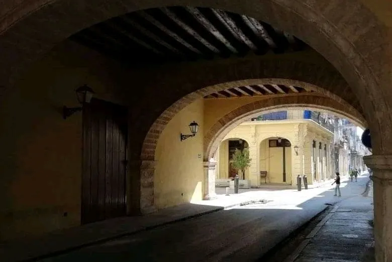 Calle-Acosta_Habana_Arco-de-Belen.jpg