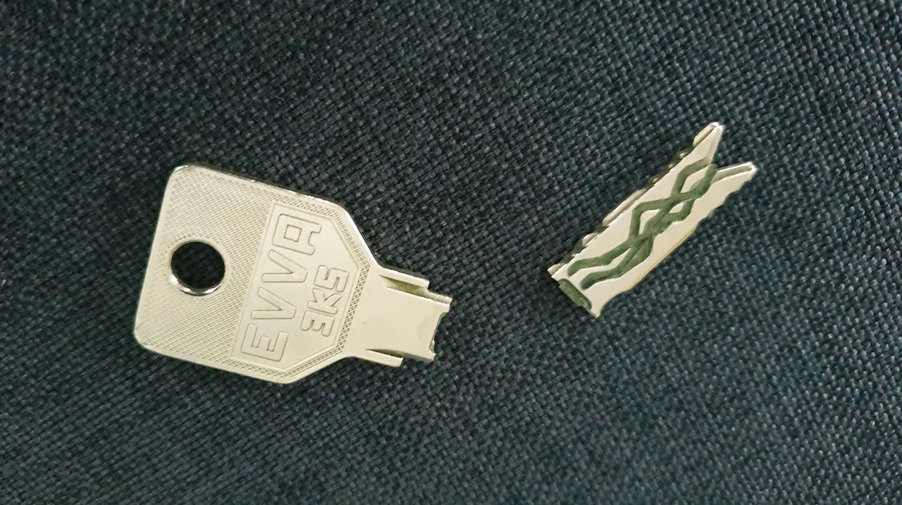 brokenkey.jpg