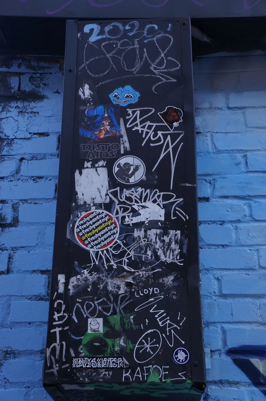 754 - Stikers sur Graffiti Alley.jpg