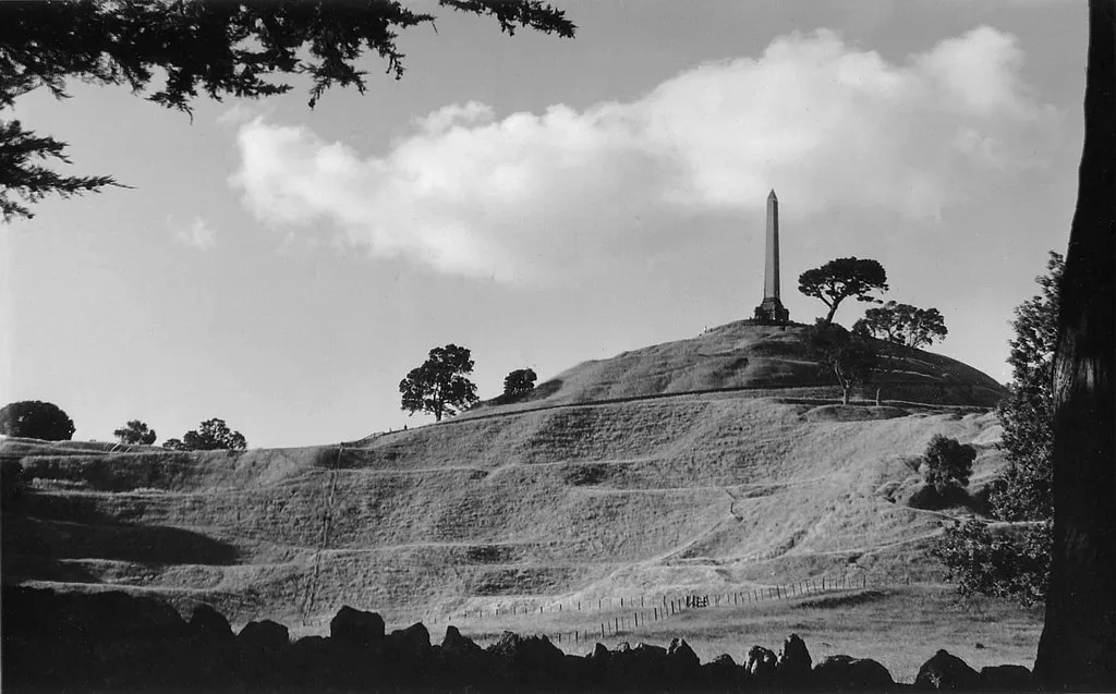 1024px-One_Tree_Hill_Auckland_in_the_1990s.jpg