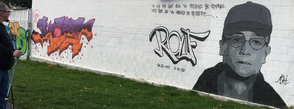 Artiste de rue rendant hommage aux disparus