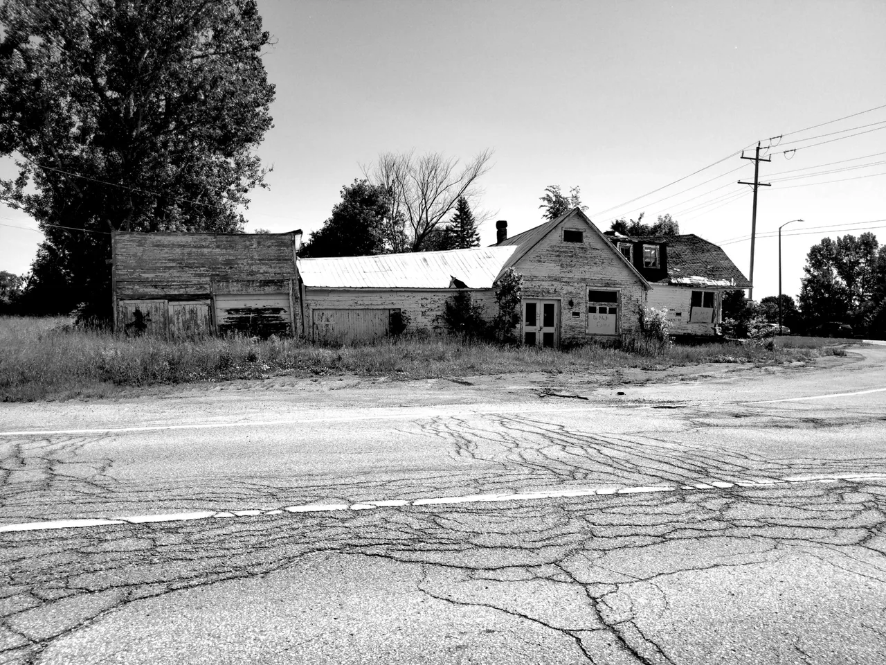 abandonned4_bw.jpg