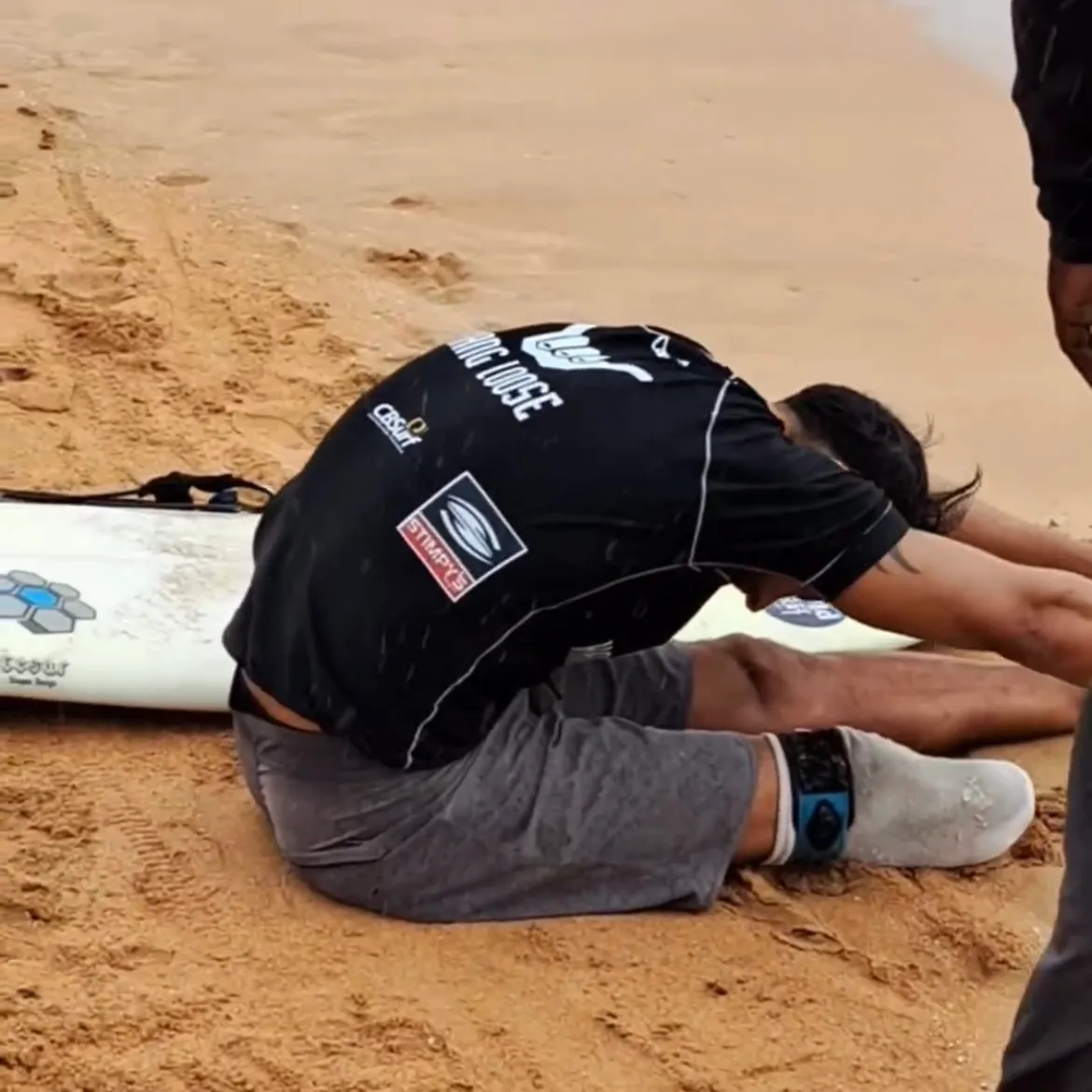 Icaro accompanies himself before entering the water