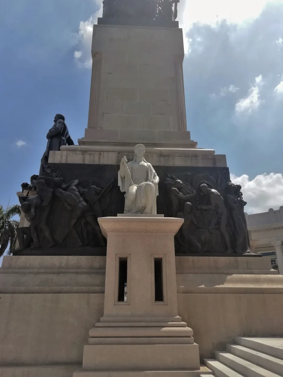 Si estatua costado.jpg