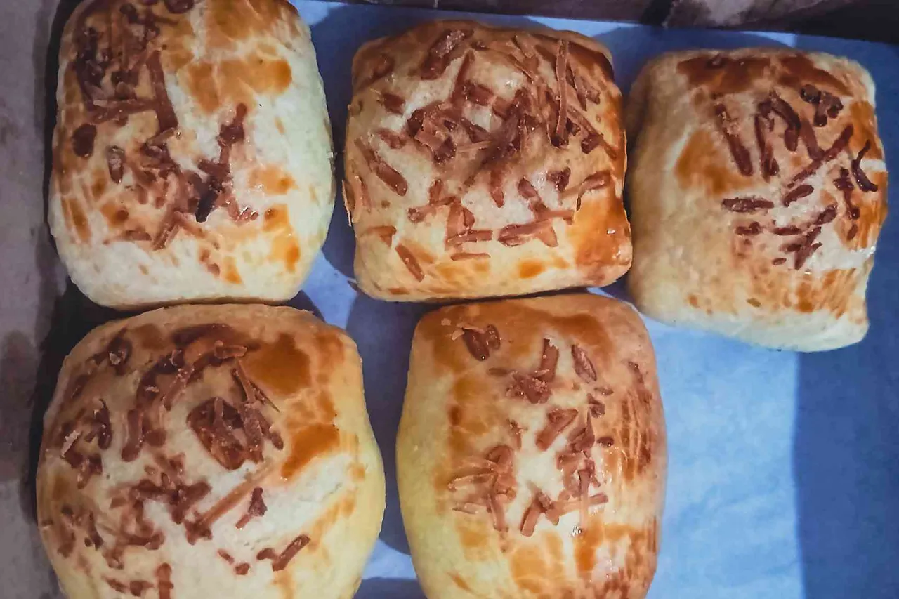This is what my mom made yesterday, an Indonesian Banana puff pastry filled with chocolate and banana