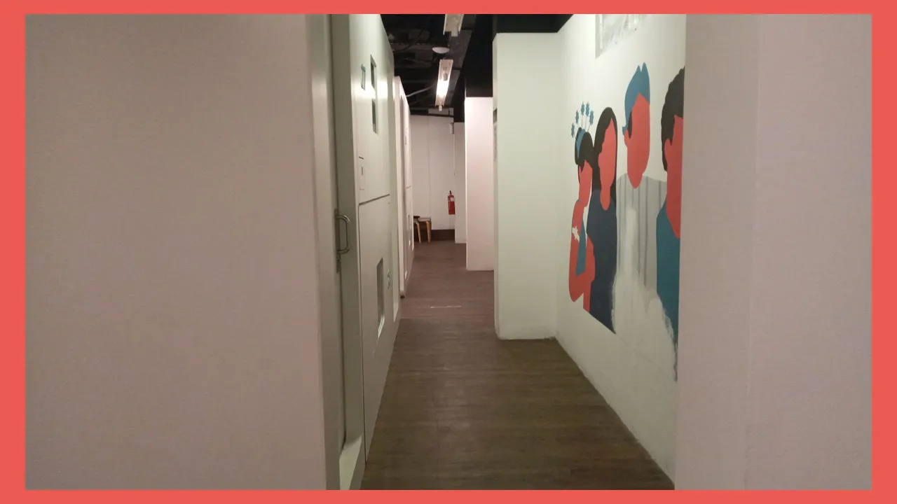 The alley has some murals that attempts to portray the city