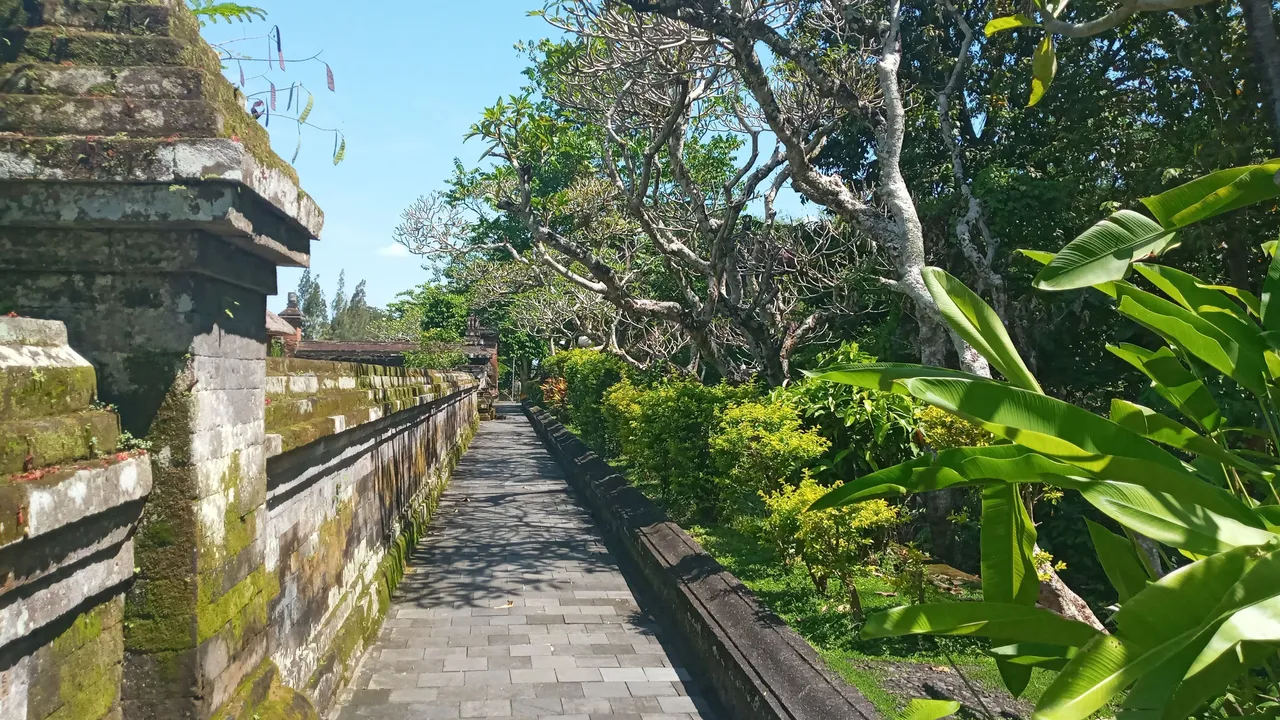 The pathway to observe the temple.