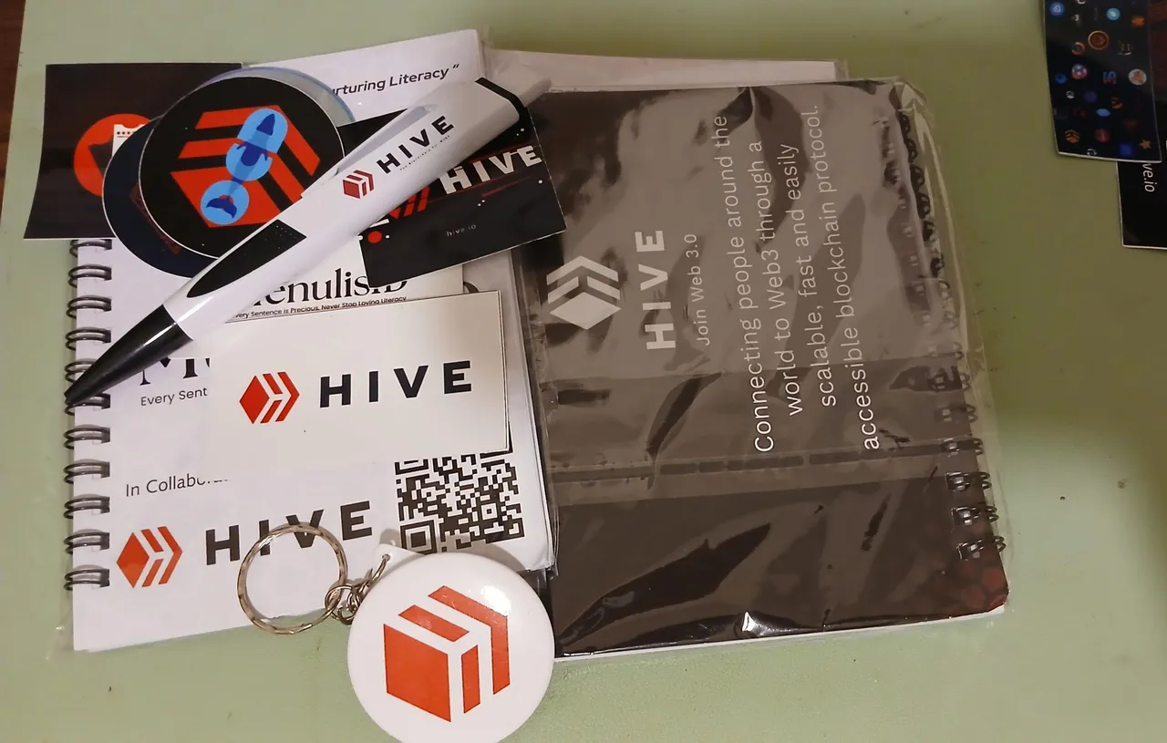 (not included  yet the totebag and the other stickers and the poster calendar )