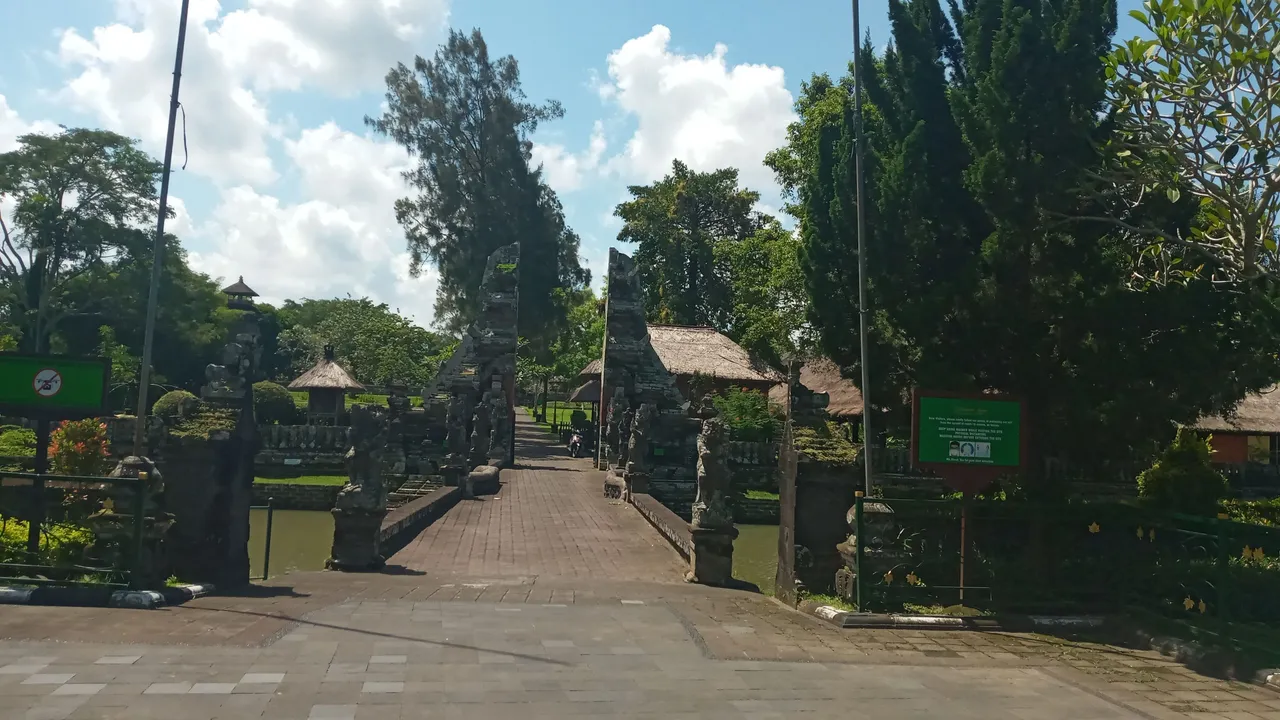 The entrance to the temple