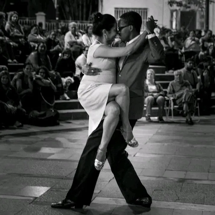 presentacion en la plaza con doris.jpg