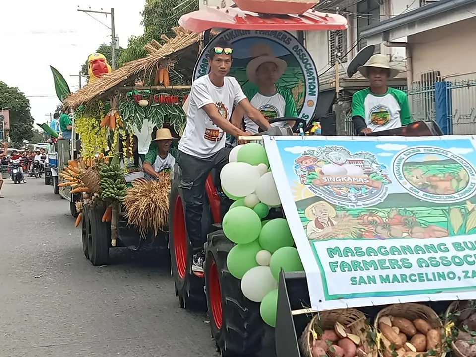 singakmas ang gulay float.jpg