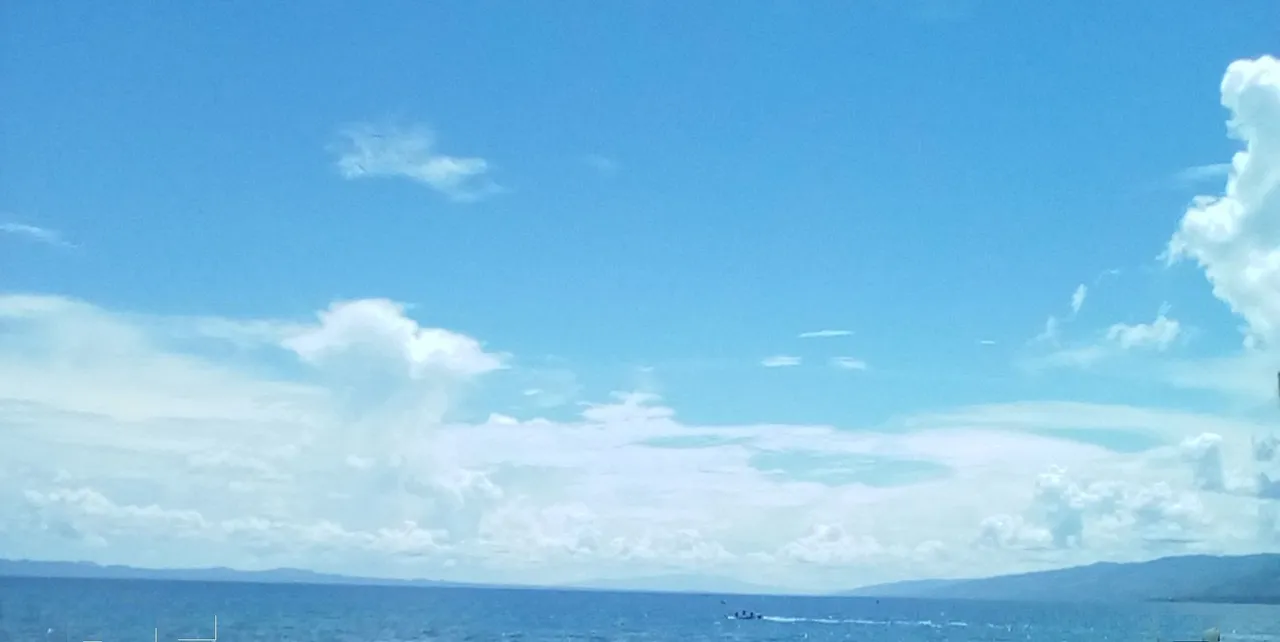 mar y cielo azul.jpg