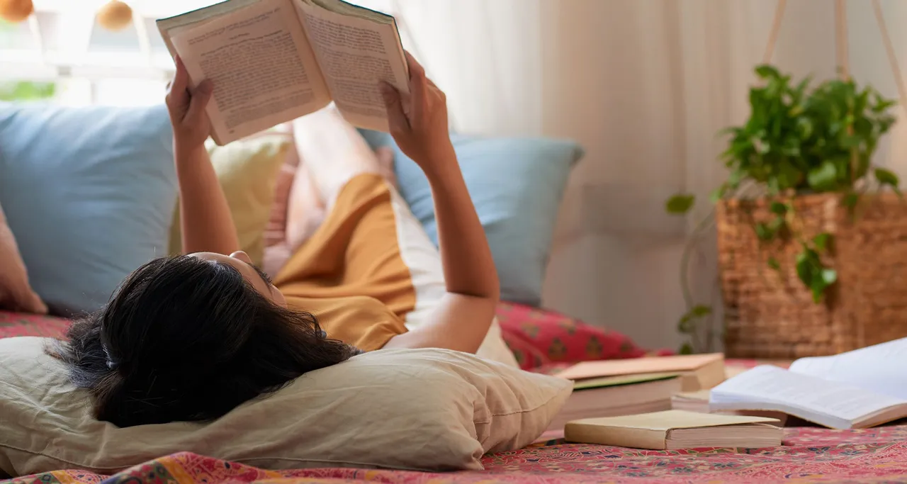 Mujer acostada en el piso de su casa leyendo un libro1.jpg