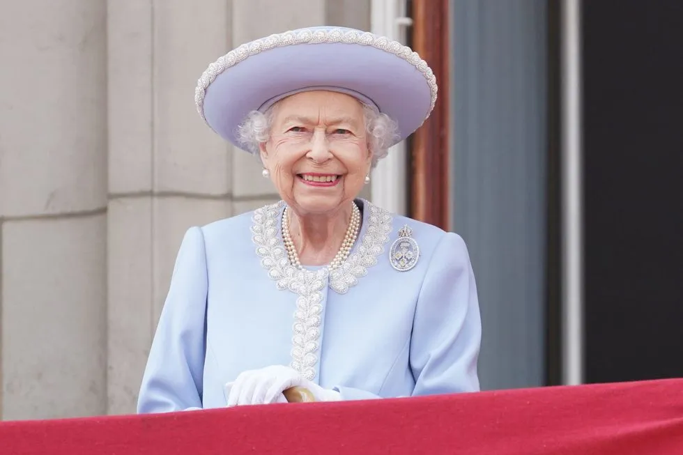 britains-queen-elizabeth-ii-stands-on-the-balcony-of-news-photo-1654170558.jpg