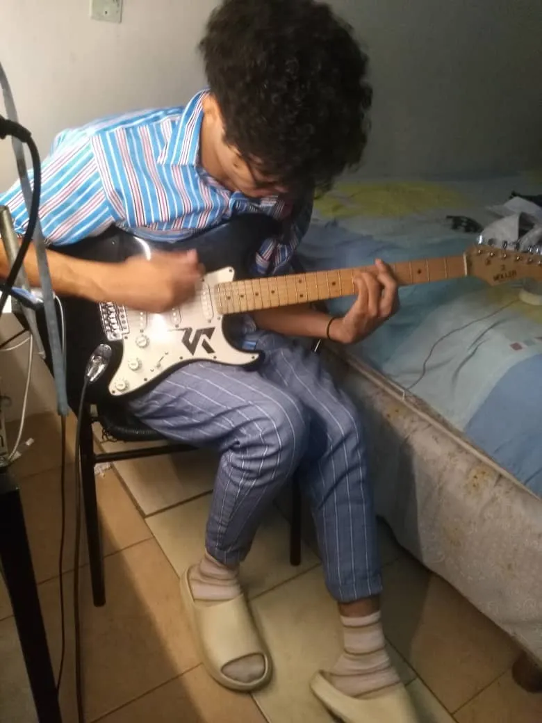 yo tocando.jpg