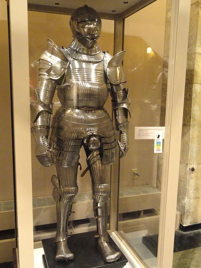 Maximilian_field_armor_with_visor_for_ceremony_and_tournament,_south_Germany,_1510-1520_-_Higgins_Armory_Museum_-_DSC05651.JPG