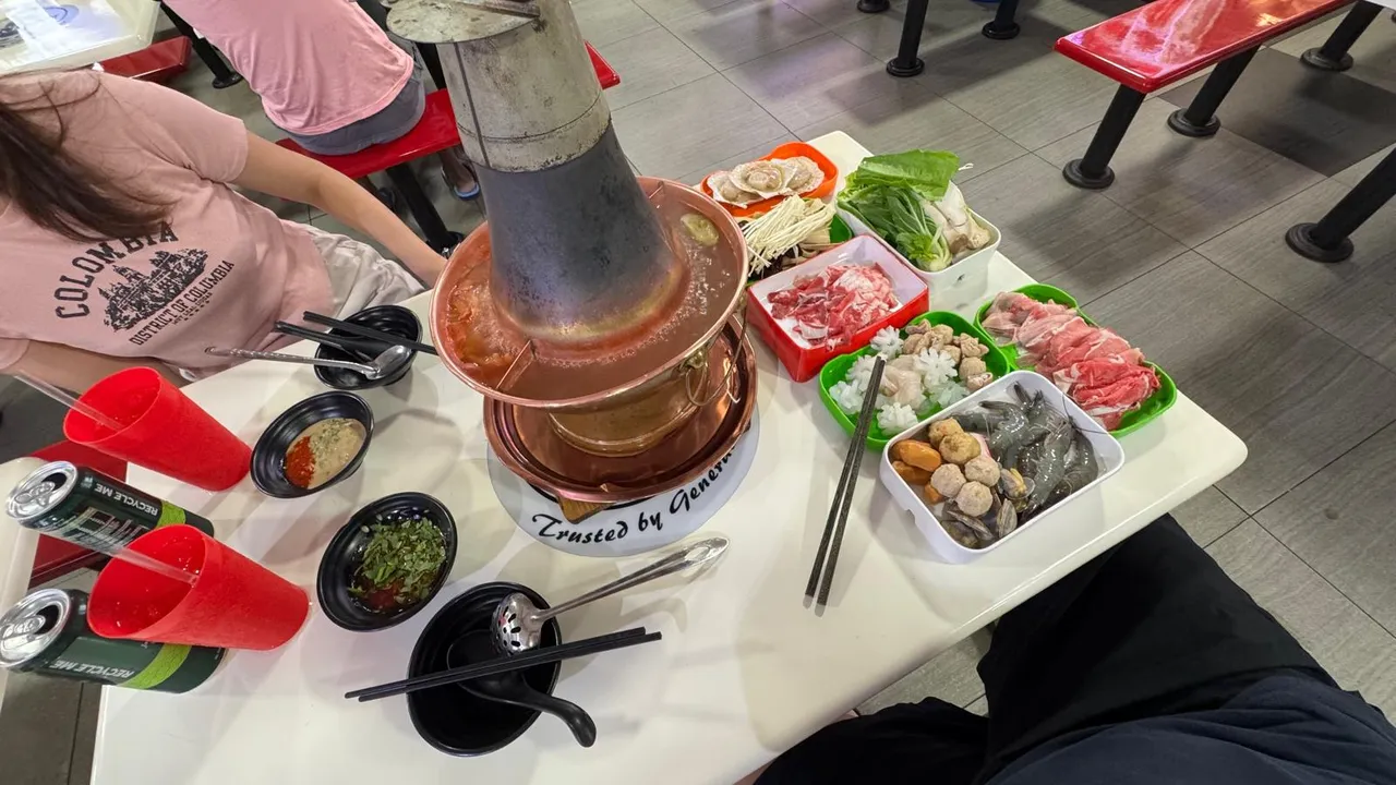 Everything n a photo including sauces