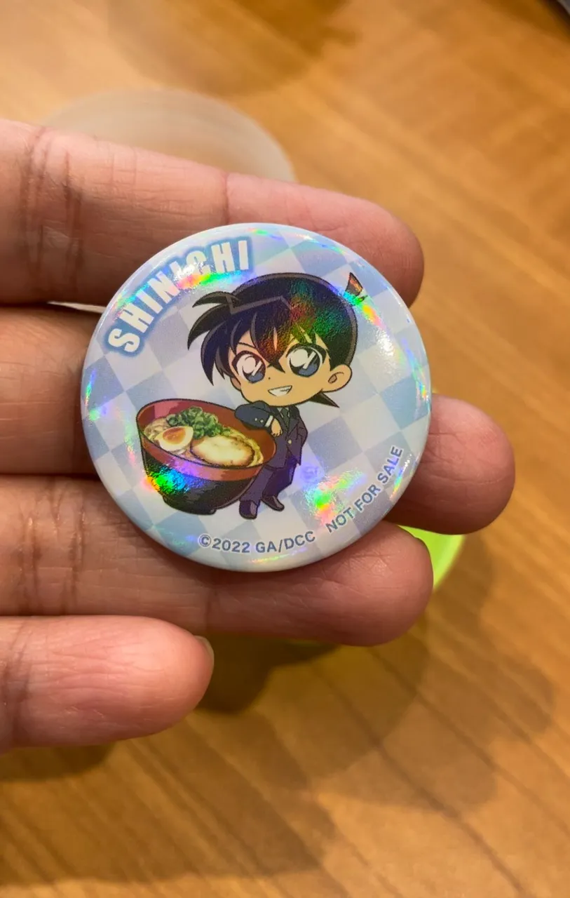 A pin with Shinichi and ramen design