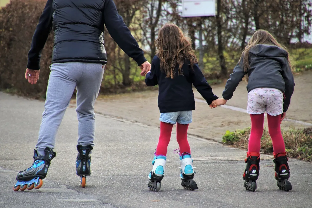 roller-skates-4032563_1920.jpg