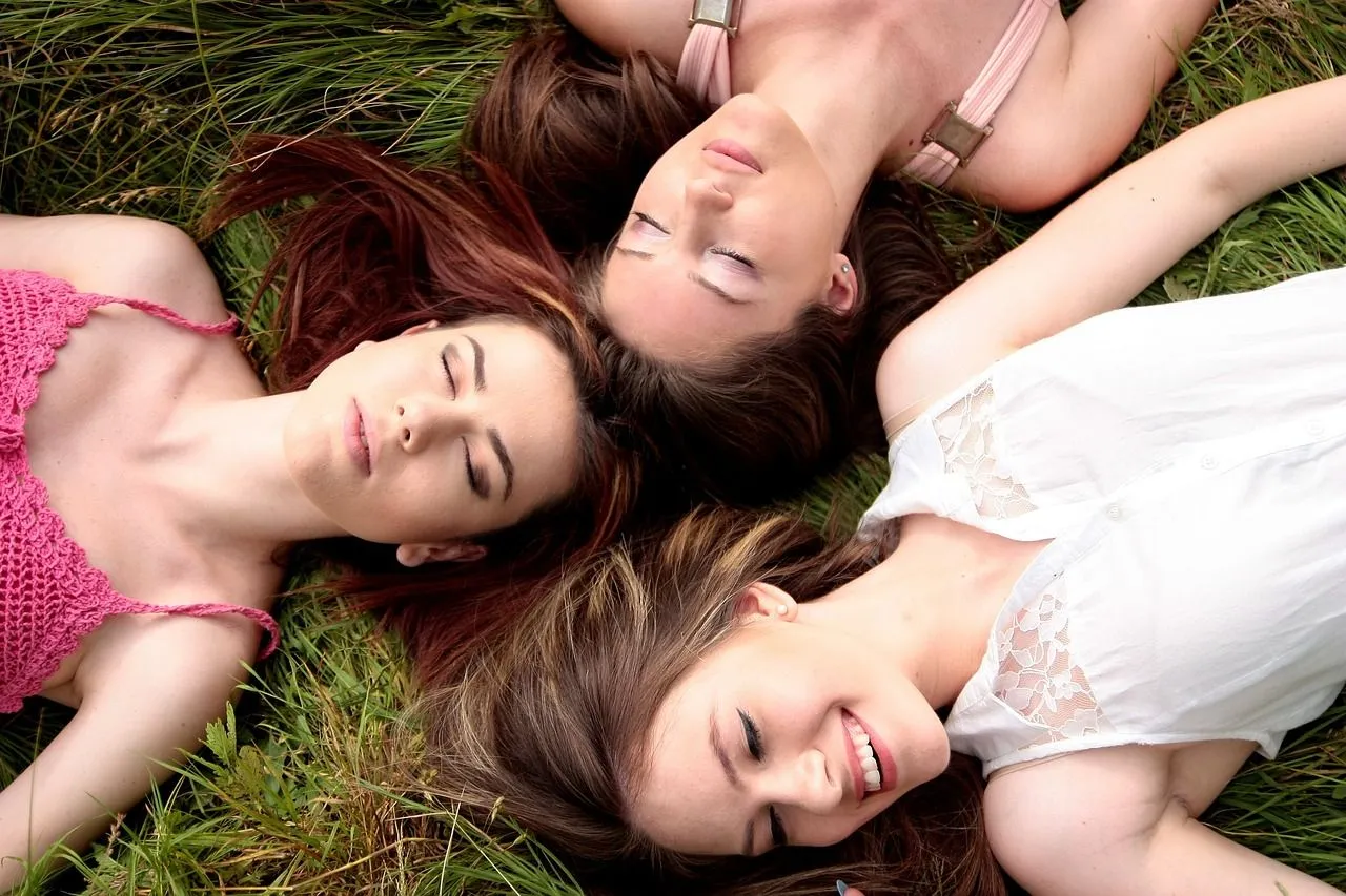 women-ga9b5ec4b0_1280.jpg