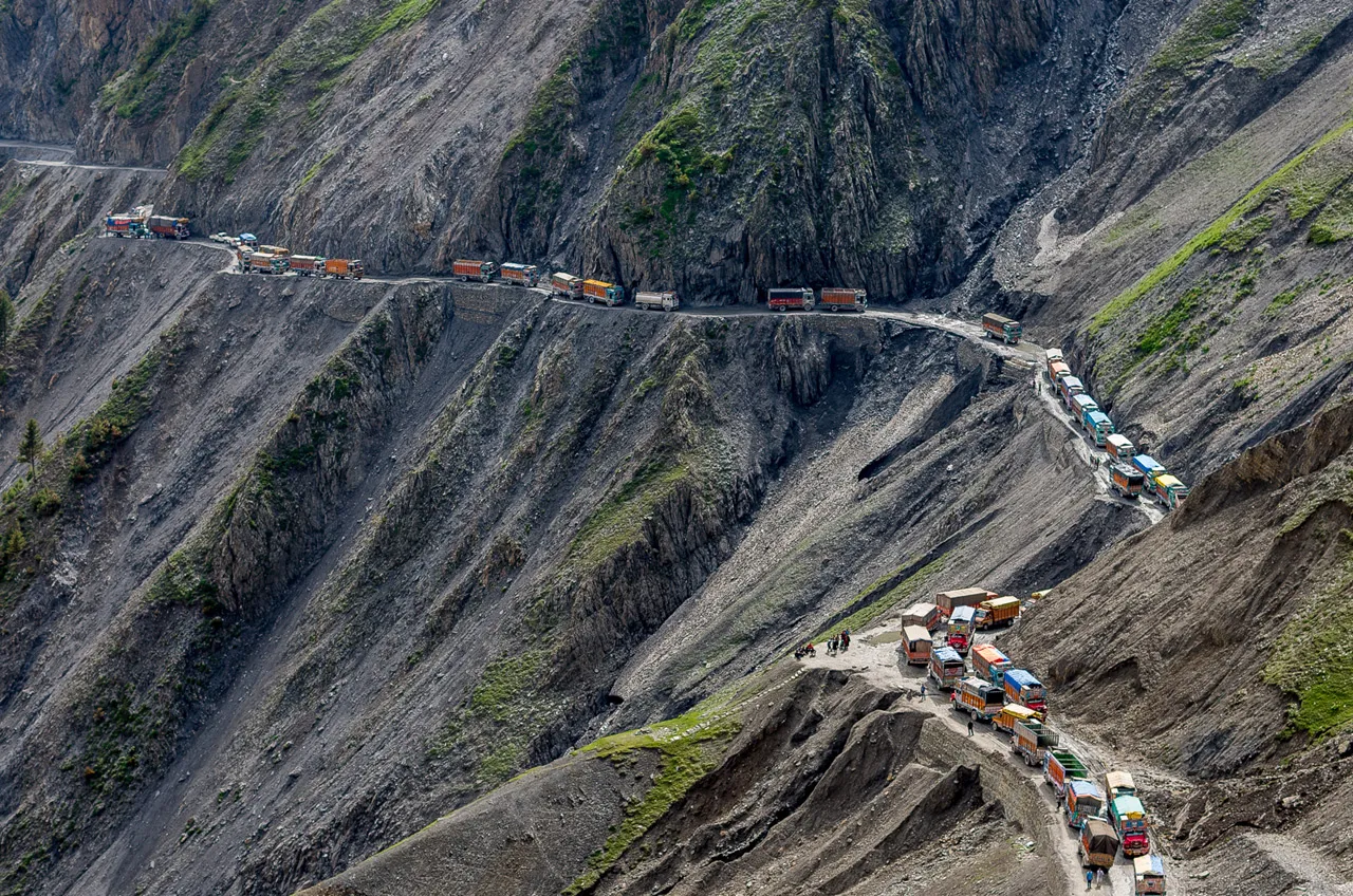 the-most-dangerous-road-in-india-artnaz-com-1.jpg