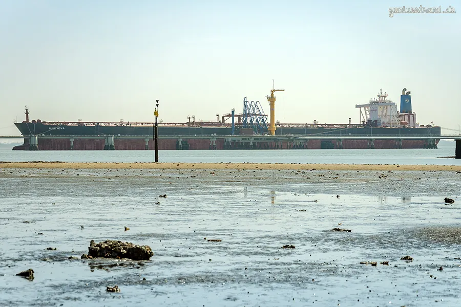 Supertanker BLUE NOVA im Ölhafen von Wilhelmshaven