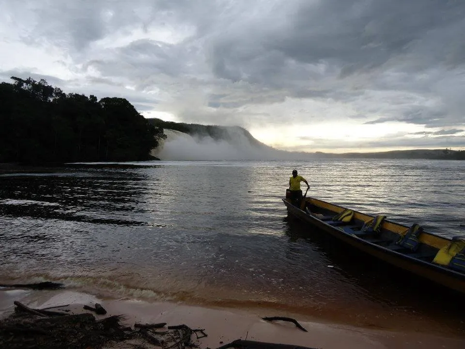 ATARDECER EN CANAIMA.jpg