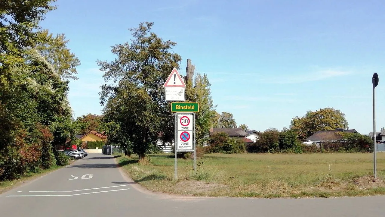 StraßeAmParkplatz.jpg