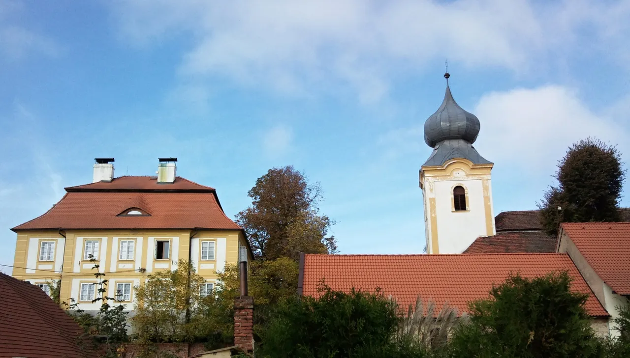 Ledce-fara a kostel.jpg