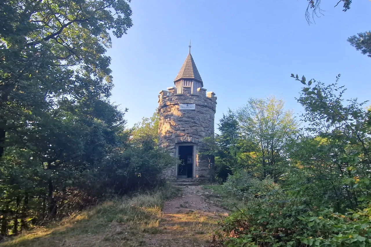 From the Fesslhütte you walk another five to ten minutes to the Starhembergwarte, a lookout tower built in 1885. Unfortunately, the view from the tower is disappointing - obviously the trees have not been that high when the tower was built.