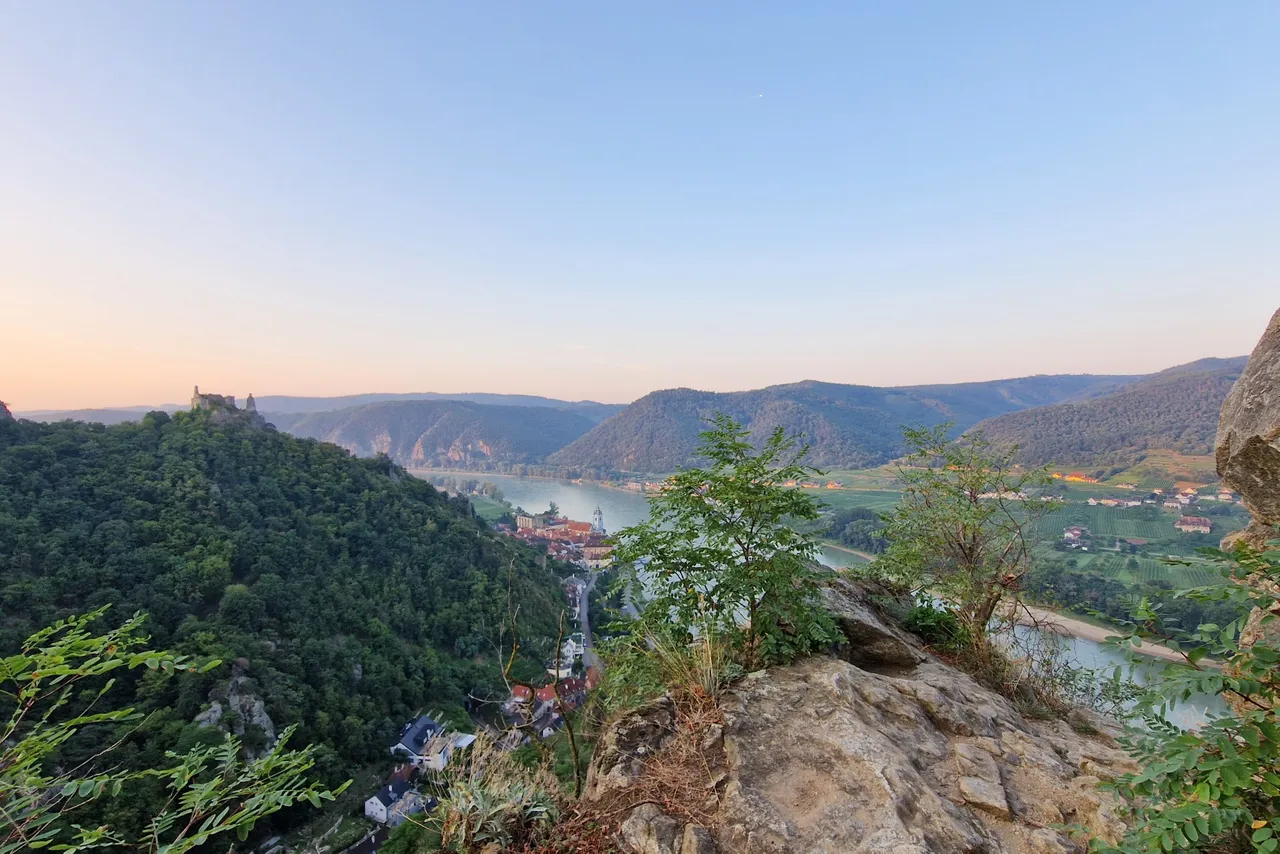 Soon you will reach the first of many lookout points. Here you can look down to the ruins of Dürnstein castle, to the monastery and the church of Dürnstein and to the Danube river.
