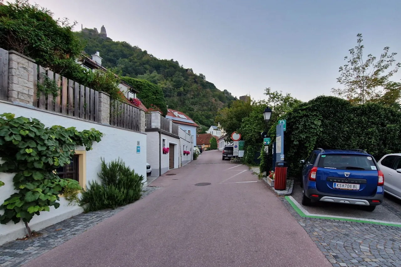 This 3 hours hike starts at the west end of Dürnstein in Wachau valley, Lower Austria.