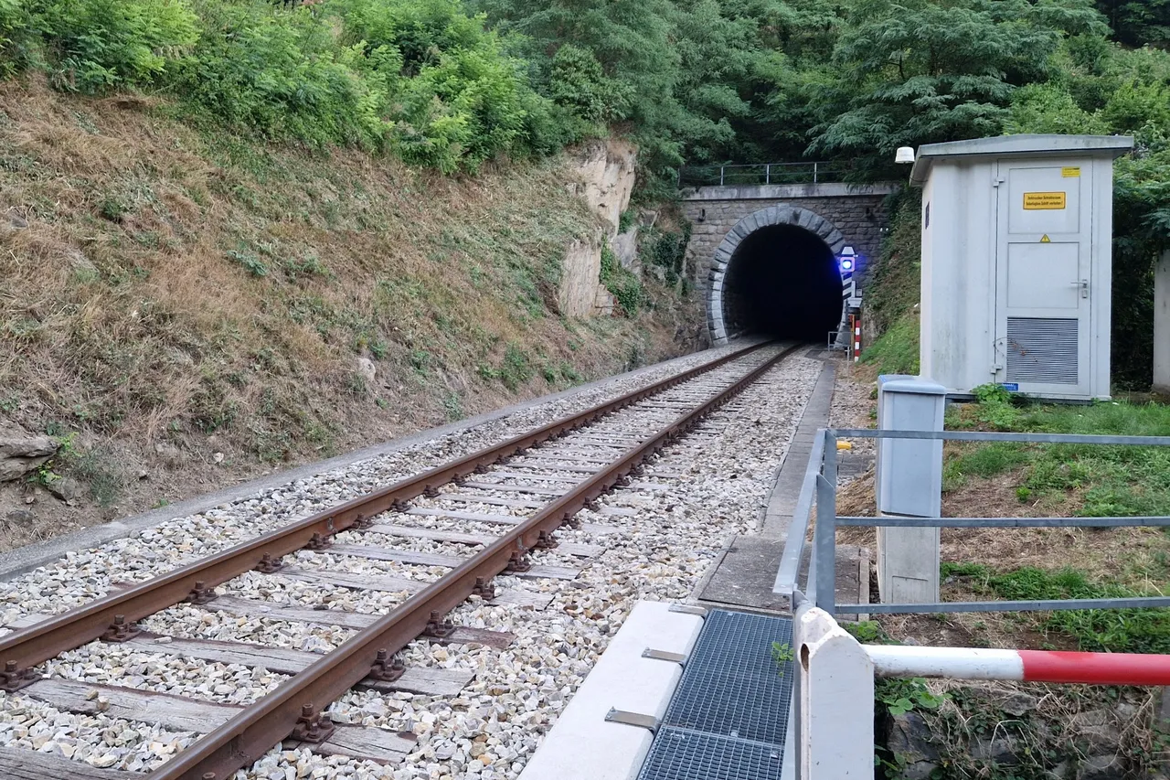 From there you cross the rails of the Wachaubahn and continue walking up the mountain.