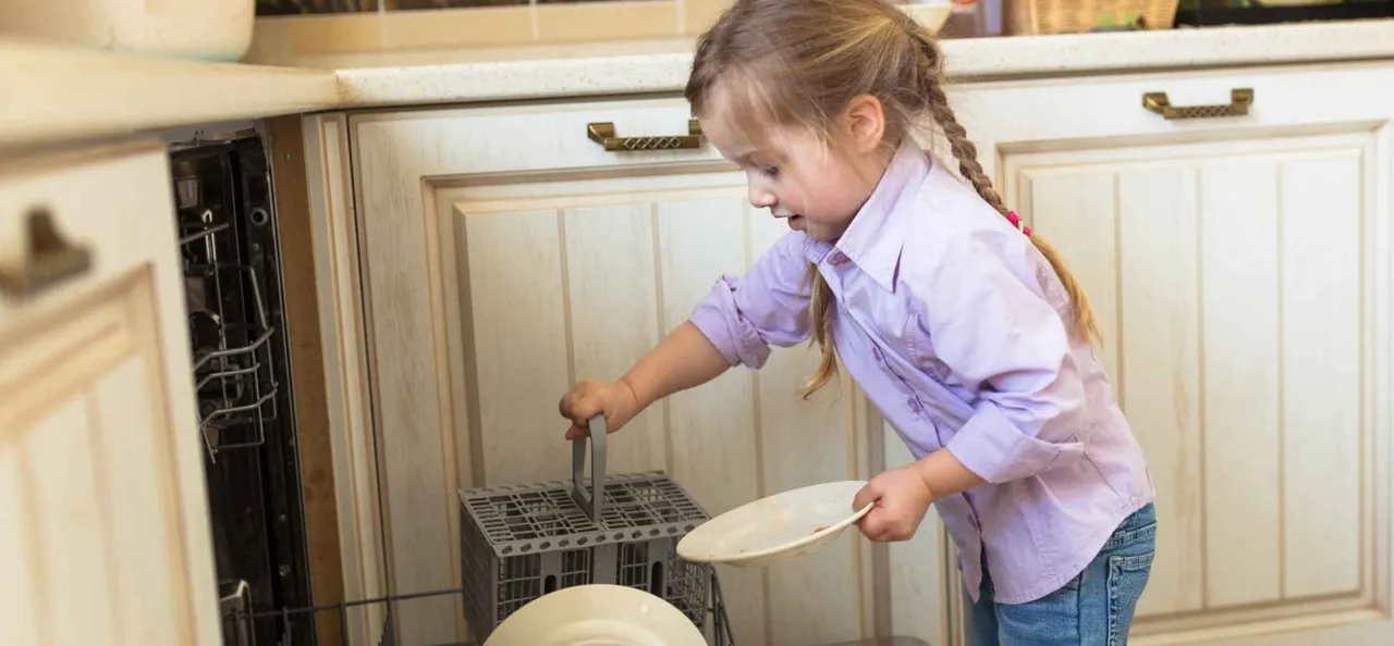 Resultado de imagen para Wrap the child in housework