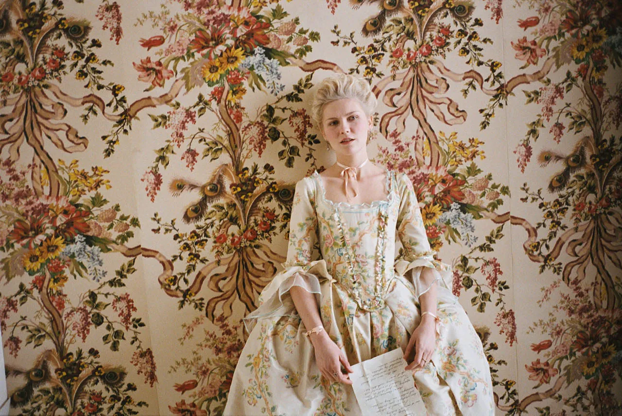 echocinematics_marieantoinette_versailles_film_costumes_wardrobe_canonero_coppola_wallflower.jpeg