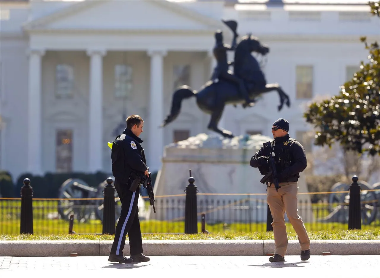 180303-white-house-pedestrian-shot-1252p-rs_291e101ae3da0e107693887e26929d61.nbcnews-ux-2880-1000.jpg