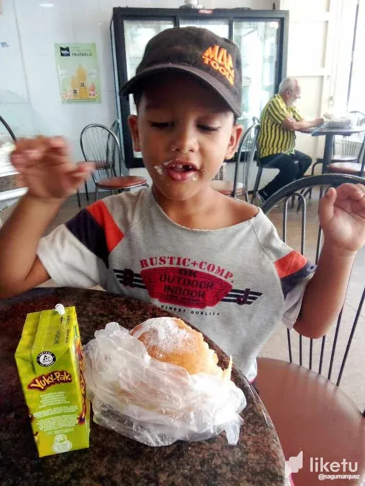 clm2c7a9x00np94szafj7fj9s_comiendo_donas.webp