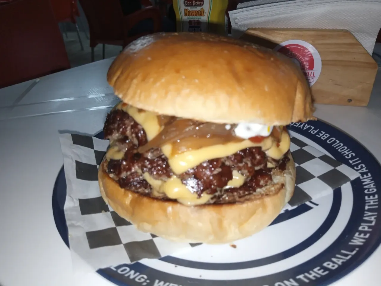 Probando las riquísimas hamburguesas de Oswell en el polideportivo de Maturín