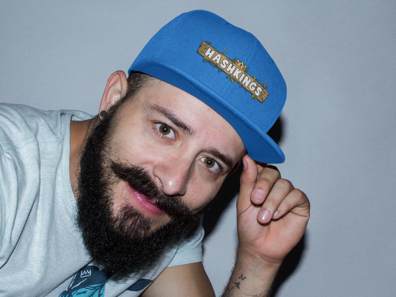 hipster_guy_wearing_a_embroidered_snapback_mockup_a11844.png