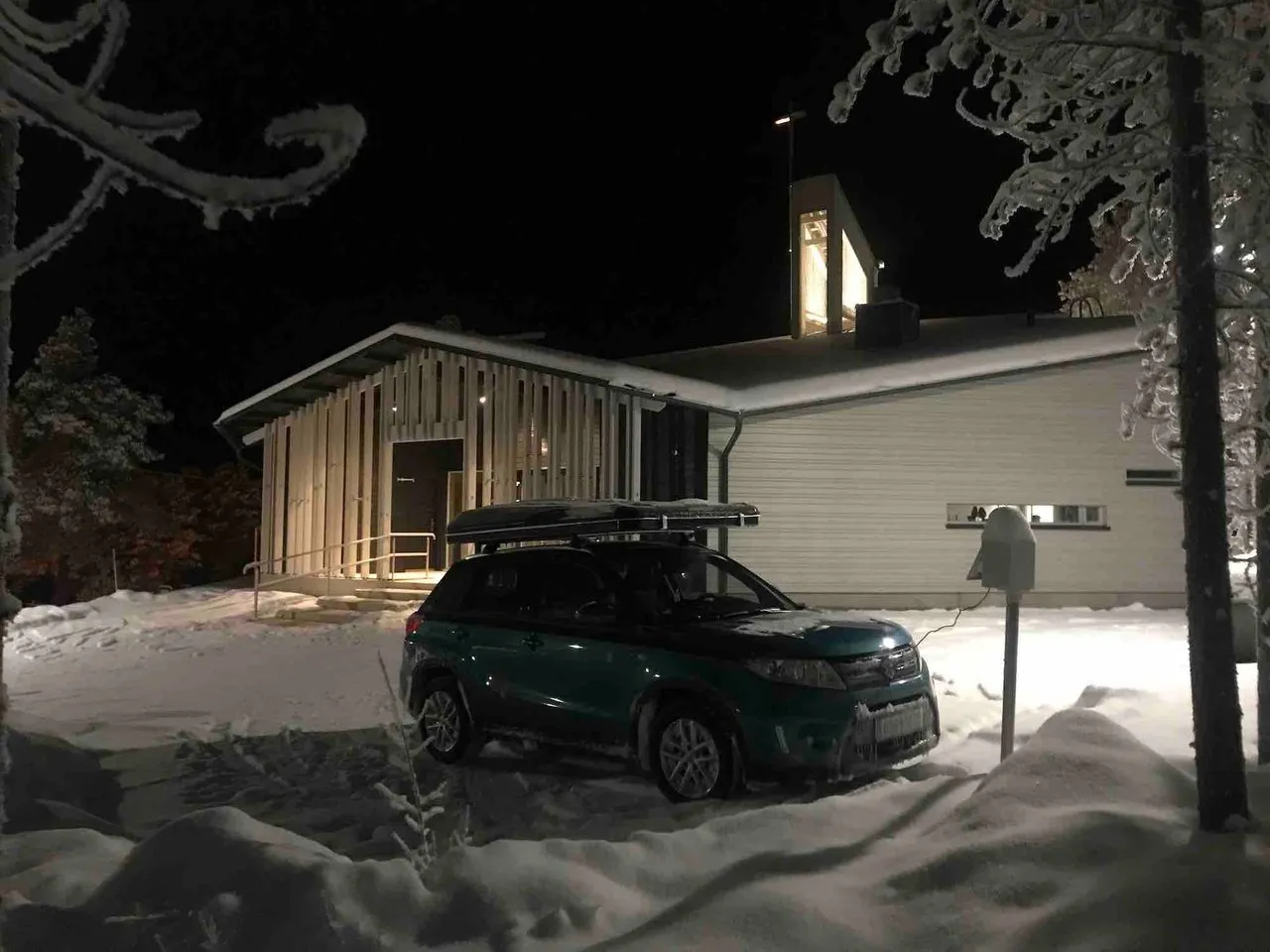 reise_zum_Nordkapp_und_zurück_rebeccaontheroof_Suzuki_Vitara_Kirche_Strom