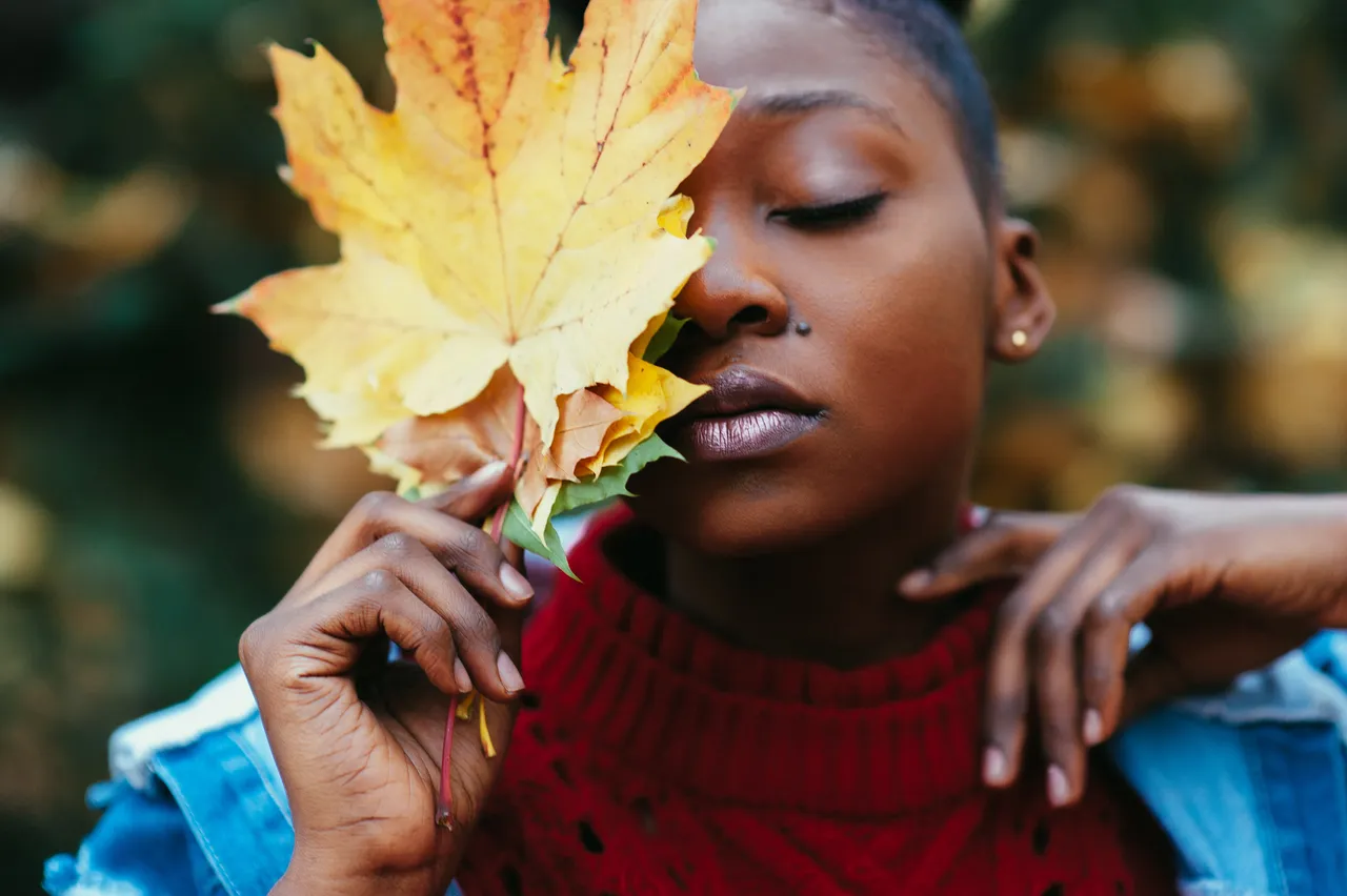 womanholdingbrownleaf2703028.jpg