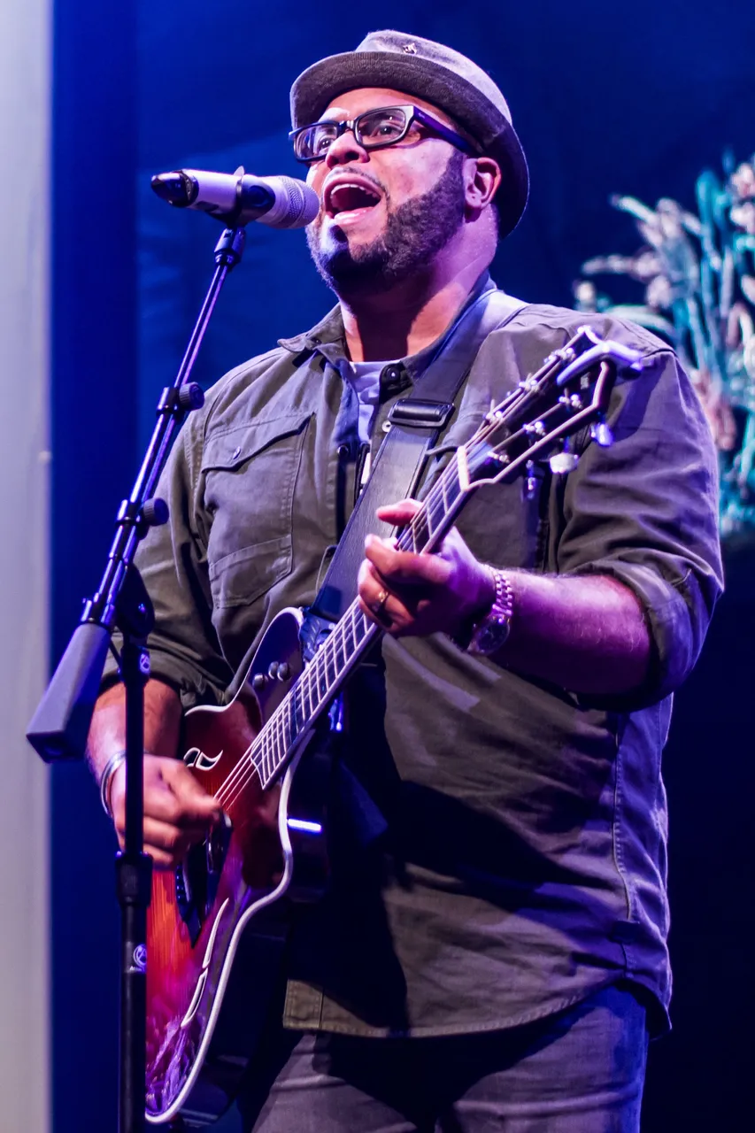 Israel_Houghton.jpeg