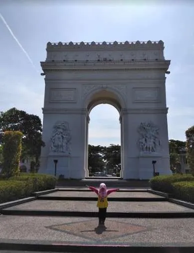 Arc de Triomphe of Surabaya.jpg