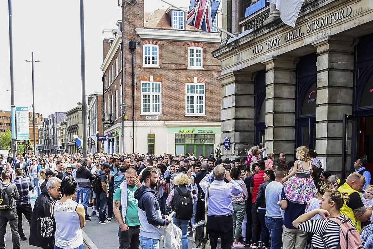 eu_elections_-_romanians_waiting_to_vote_at_polling_section_in_london_inquam_photos_marius_zmarandescu_0.jpg
