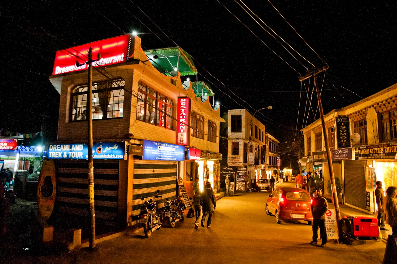 레의 밤거리_2.JPG