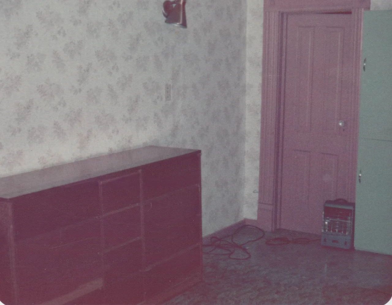 1974-08-31 - Saturday - Room, door, drawer, an exact date in August of 1974, 1pic.png