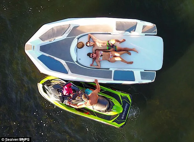 47EEA96100000578-5250219-The_jet_ski_which_is_not_included_in_the_craft_s_hefty_price_tag-m-29_1515506232548.jpg