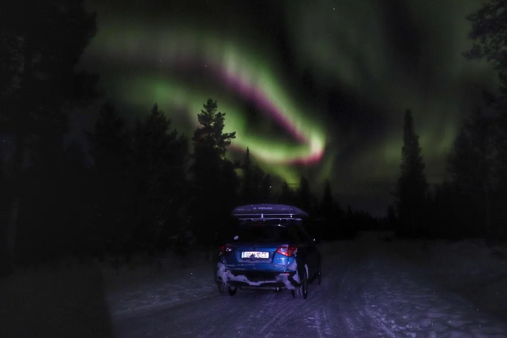 reise-ans-nordkapp-und-zurück-rebeccaontheroof-Nordlichter-bunt-Kiruna-Suzuki-Vitara