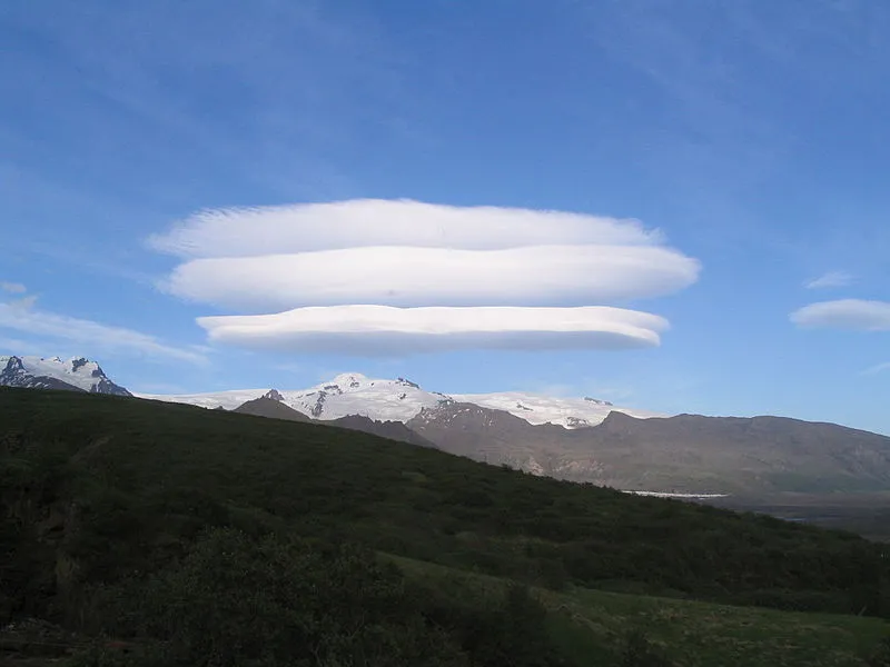 800px-Lenticularis_cloud_above_gletscher_Skaftafell_Iceland_26jun05.JPG